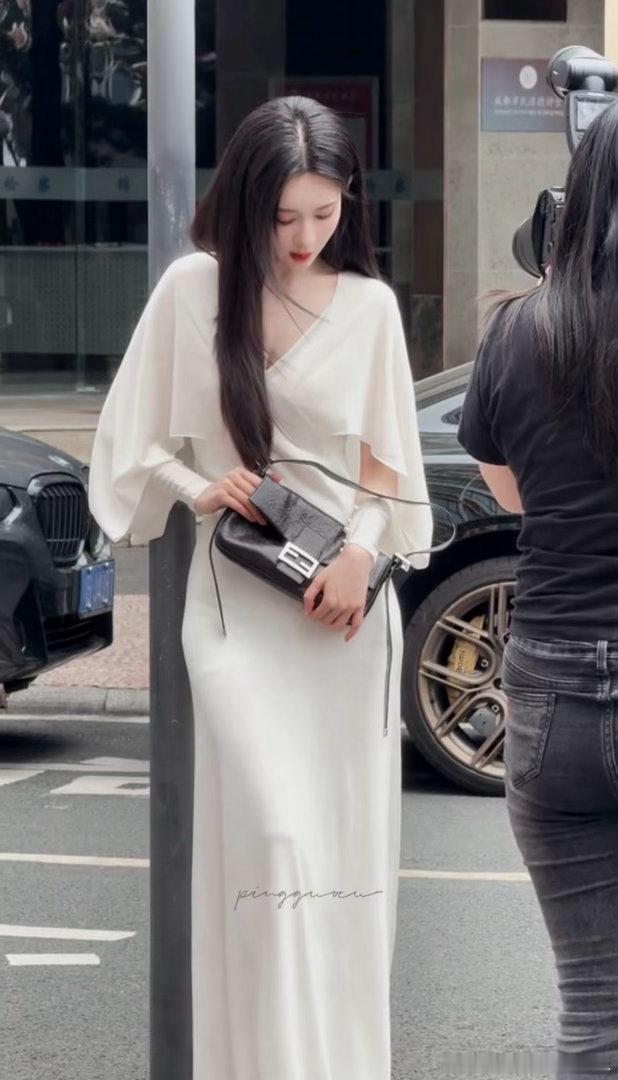 孟子义黑长直千金感孟子义你真的是太会穿了吧！这一套真的是要给我迷晕了啊！黑长直千