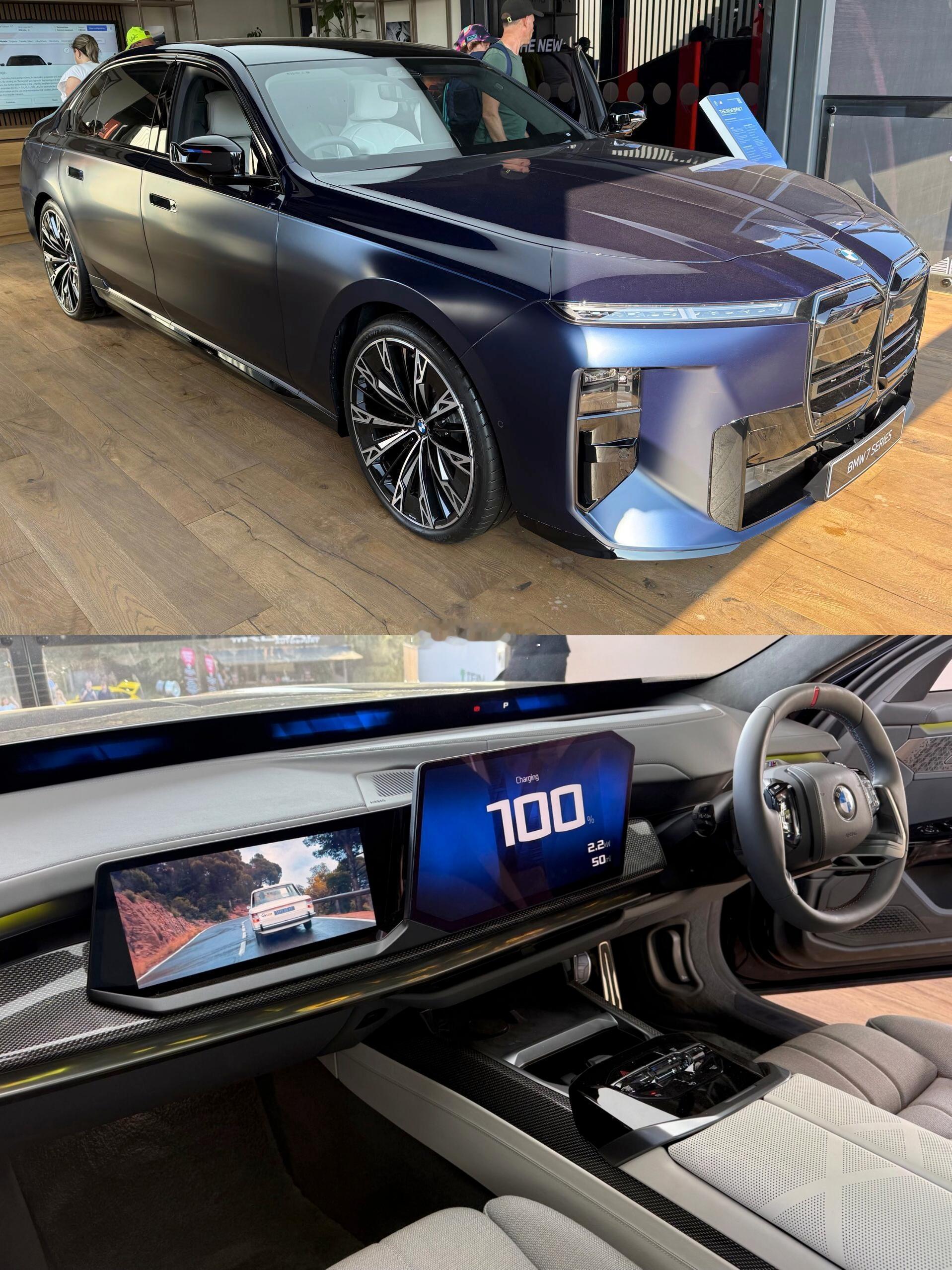 新款宝马7系M760e xDrive双拼车漆，上半部分是丹泉石蓝、下半部分是磨砂
