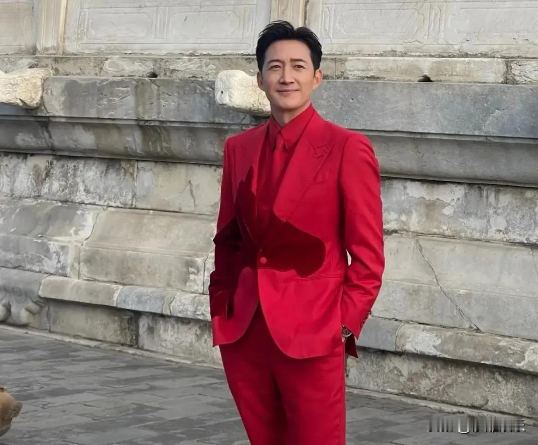 王阳天坛这一身红，远看像水渍近看是骏马，差点以为被娃尿了

大过年的，没想到被王