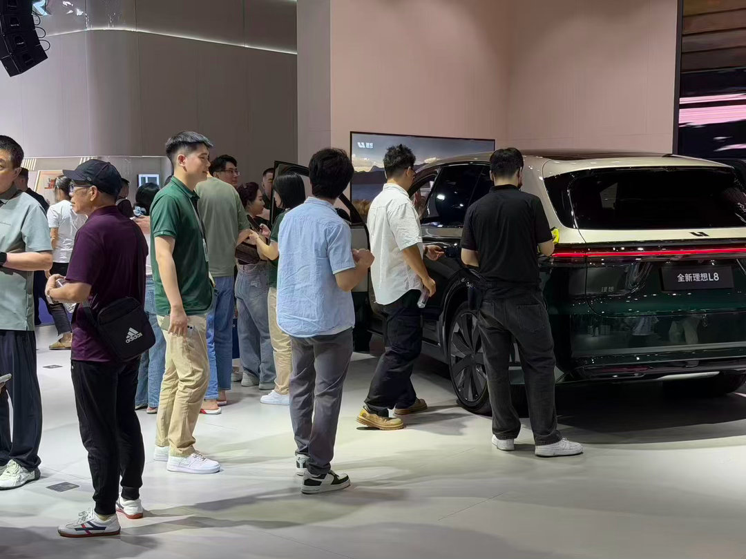 周末去店里看全新L8了没？在第二排感受真零重力5座了没？静态看完大家过几天试驾也