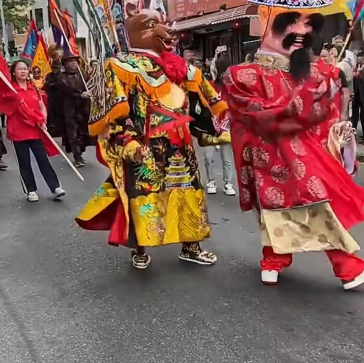 当地时间9月26日，中国网友纽约街头偶遇游神表演，起猛了！看到一群外国人在演奏《