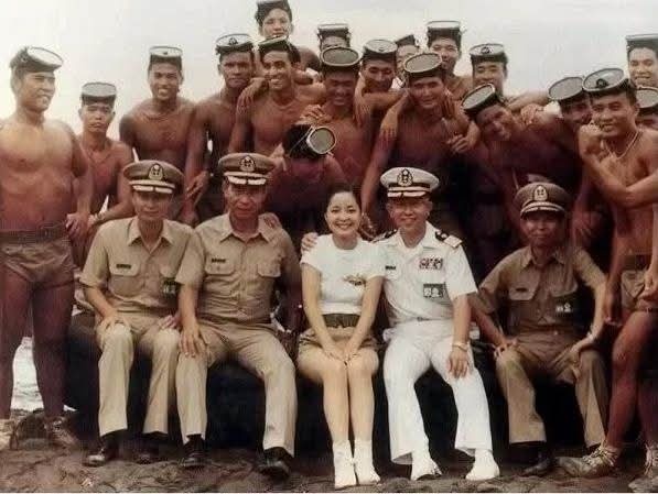 台海局势 1981年，邓丽君在金门“劳军”