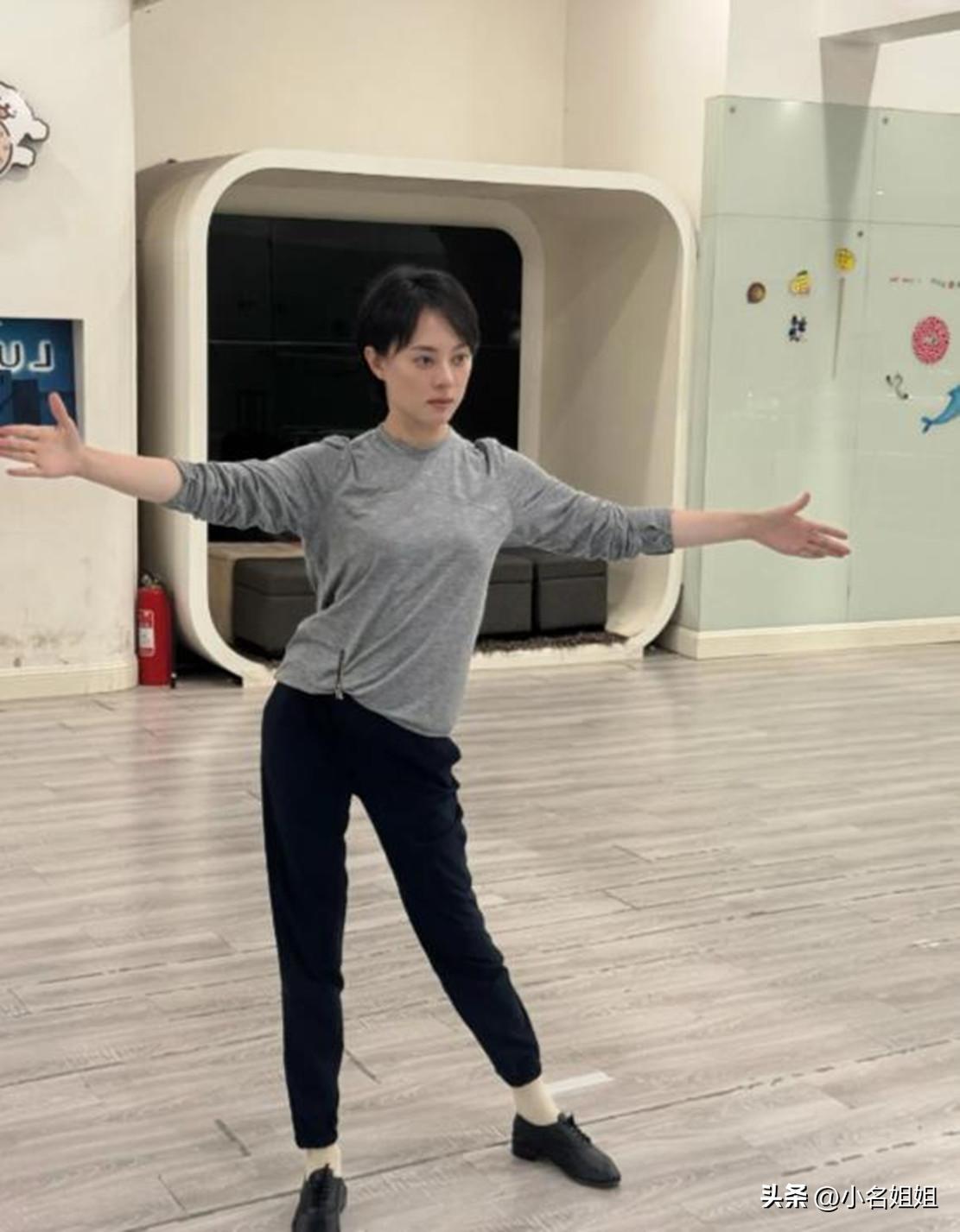 5岁开始学舞的孙俪，有功底我不意外。
当了妈还这么自律，我也不意外。
但我没想到