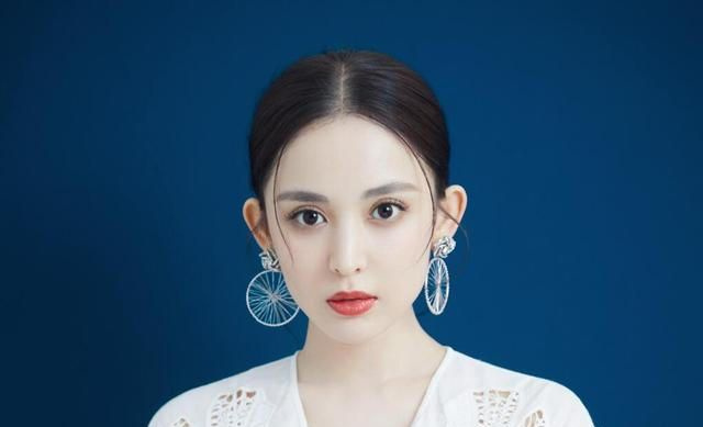 娜扎全名是古力那扎尔拜合提亚尔当习惯已久的艺名换回法定全名，不只是一次影视行业署