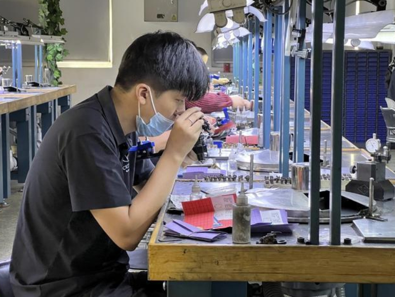 英资巨头忍痛卖掉公司，被河南老乡一己之力打垮，怪不得欧盟这么嫉恨中国！2026年