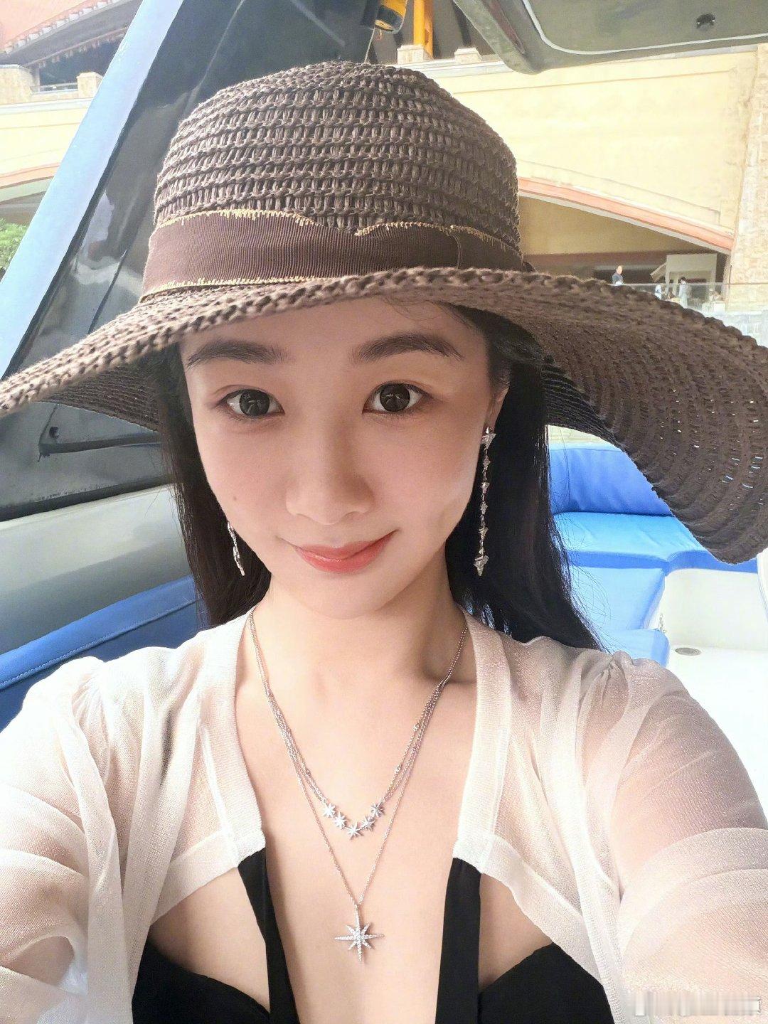 杨紫草帽白衬衫造型杨紫手拿椰子plog杨紫手拿椰子plog，真的拍出了那种自由自