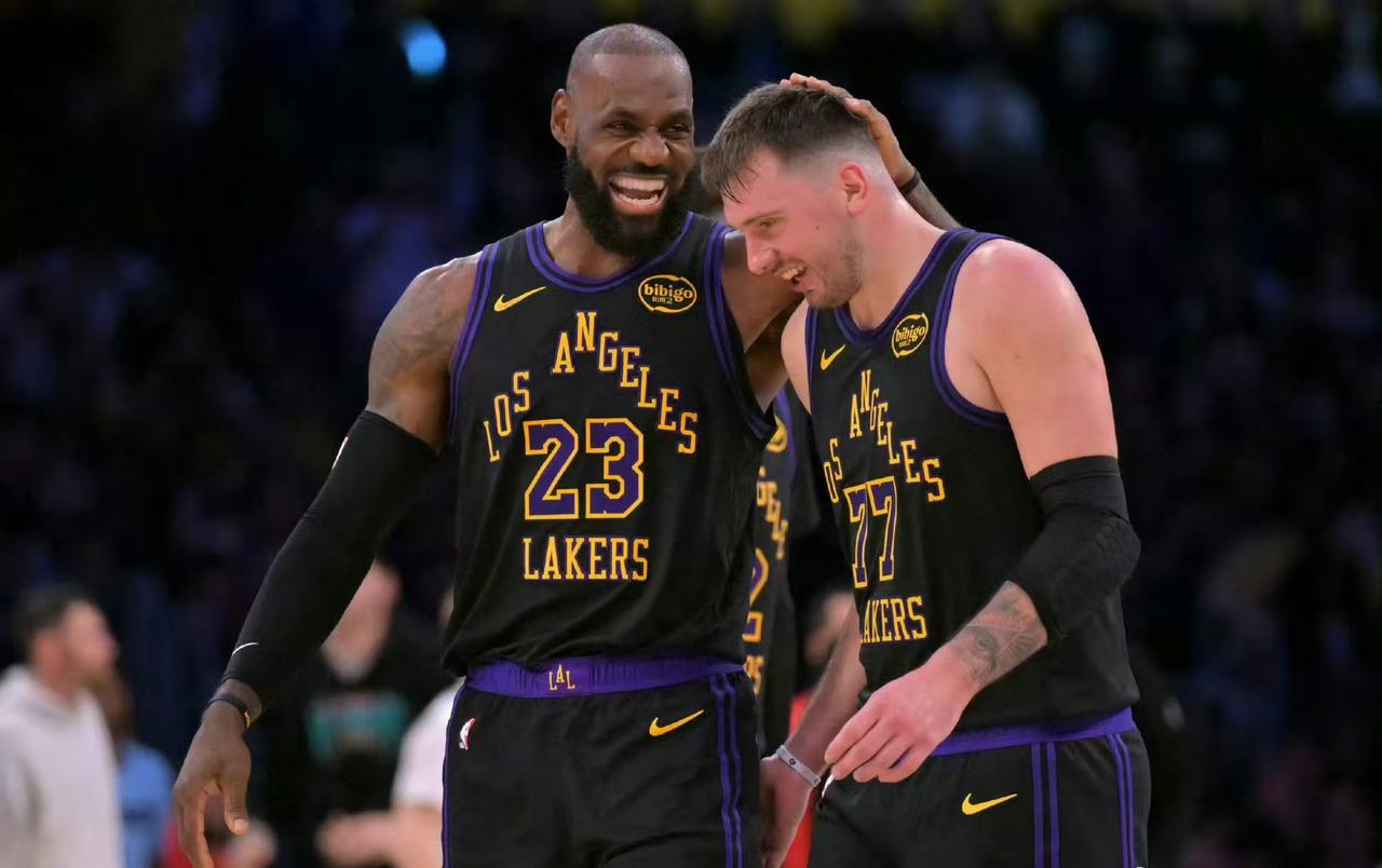 双杀灰熊！41岁詹姆斯还在“虐菜”。
湖人120:114击败灰熊战绩来到东部第三