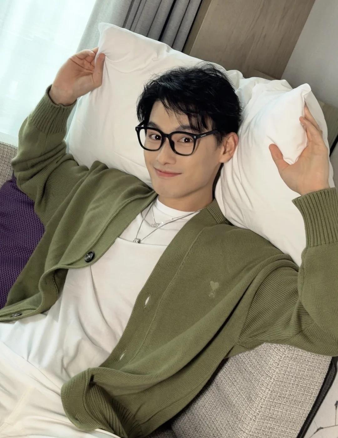 Look~ 👀是大成子！😆
生活嘛，松弛最重要～😉
明星不止AB面 春天就
