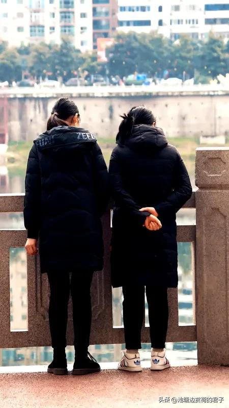 两女子老家相隔7公里长得一模一样 河南洛阳这事儿太神了！董女士路边等车，碰到个女