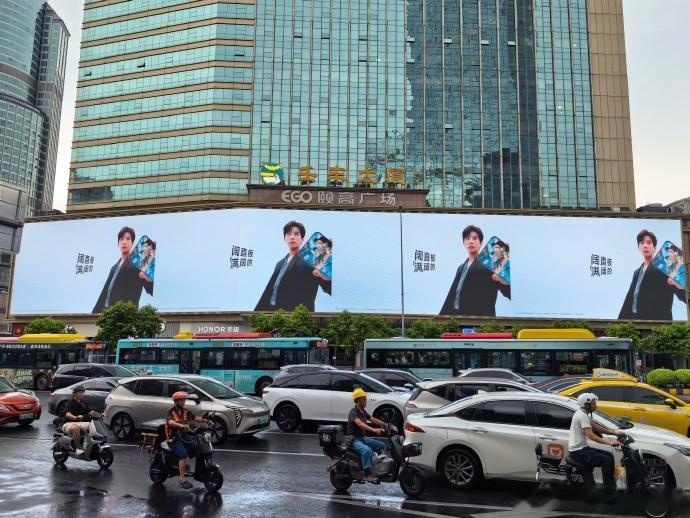 王安宇、姚安娜的全新地广空降各大城市商圈。画面重两人单手轻松持机，机身正面用阔屏