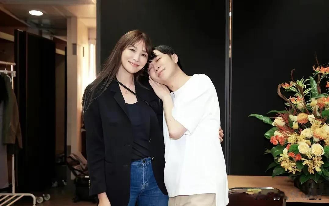 吴佩慈带大女儿到“苏打绿”香港站演唱会，10岁大女儿高挑苗条，长的非常漂亮！