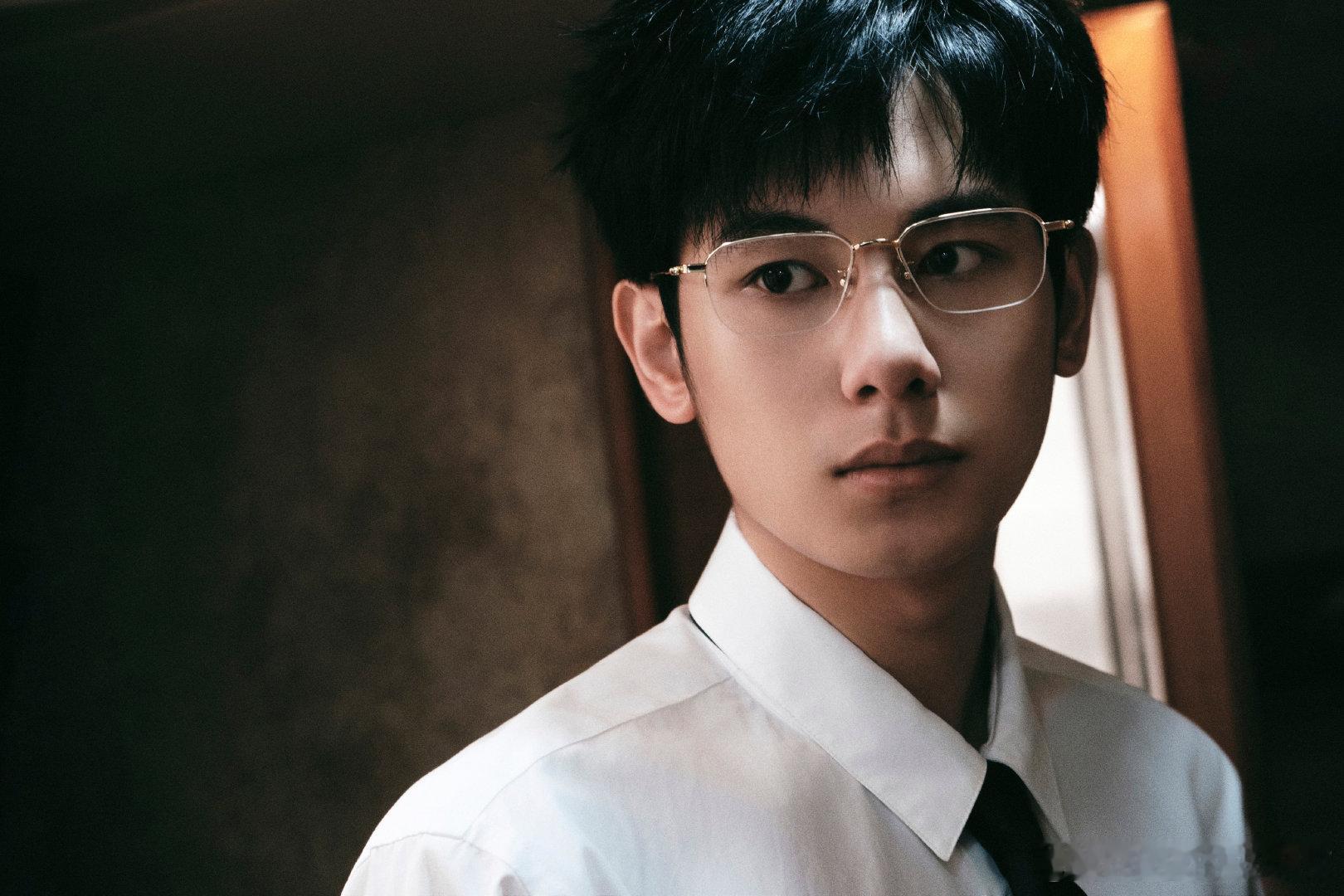 #胡先煦睡觉也别摘眼镜#我已经按耐不住自己的心情，想要看一看《即刻上场》律所实习