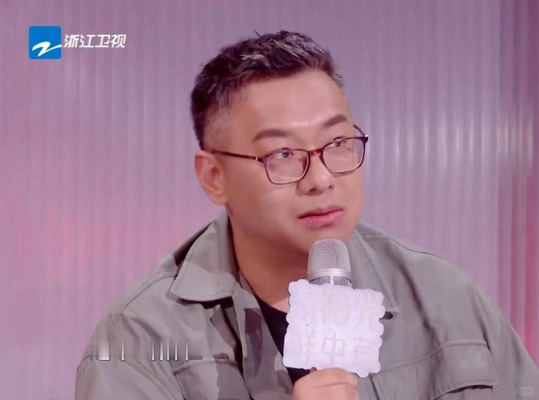 到底谁逃过源生家庭了说唱巅峰对决2026 梁源老师你点评就点评，怎么还带人身攻击