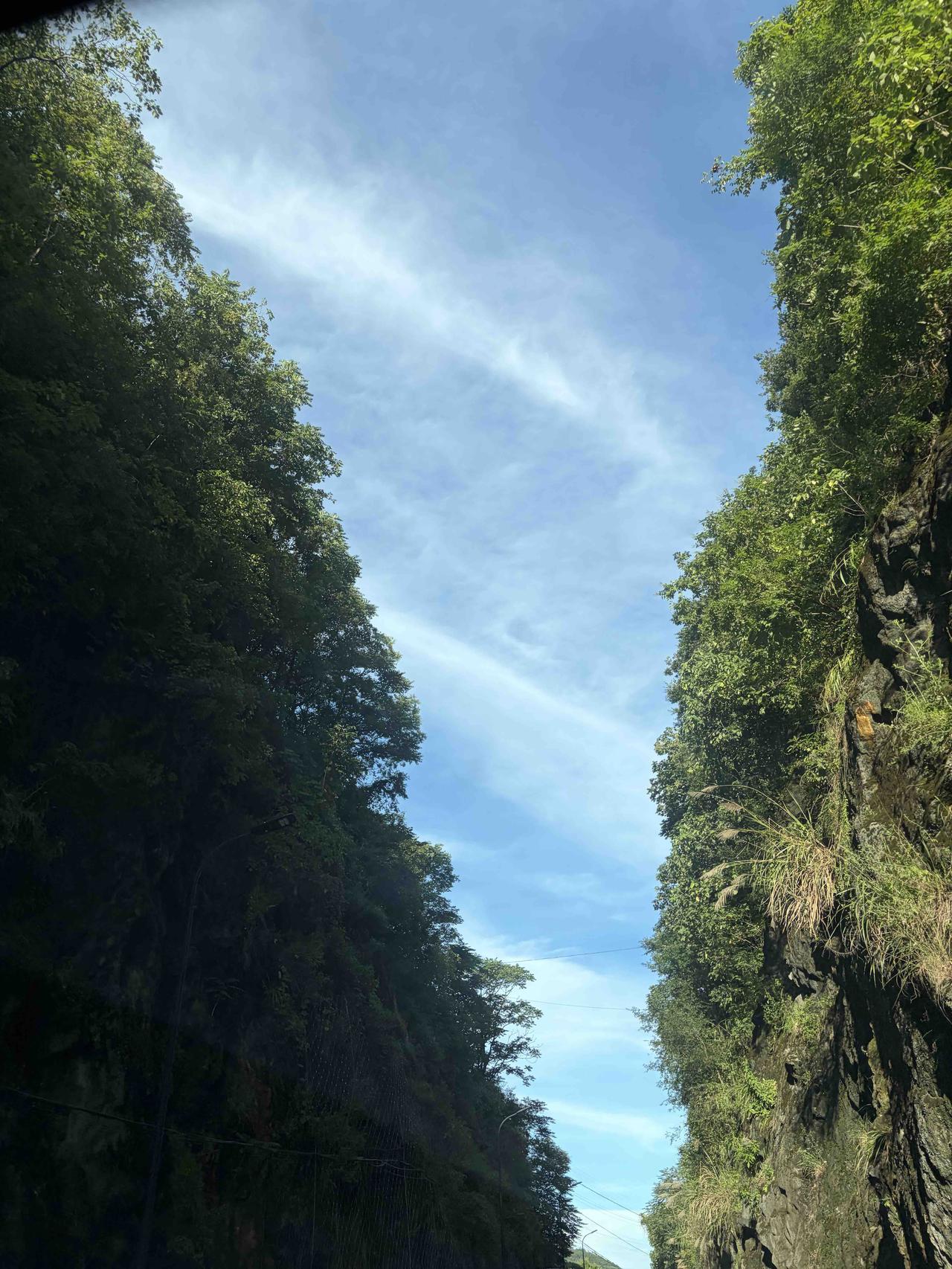 我能分享我拍过的绝美天空。有次在台东的伯朗大道旁，早起时农地旁还没什么游客，天空