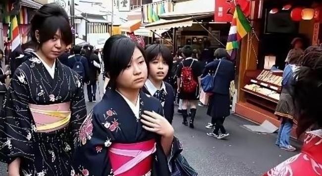 上海那三万日本侨民要睡不着了，不是因为战争，而是因为日本政府最近玩火玩得太狠。日