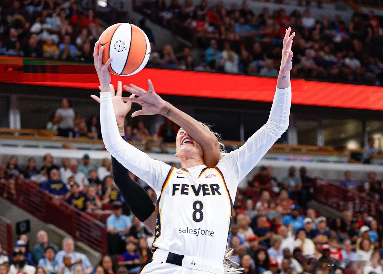 颠倒黑白？北京时间8月9日中午，WNBA常规赛印第安纳狂热对阵芝加哥天空的比赛中