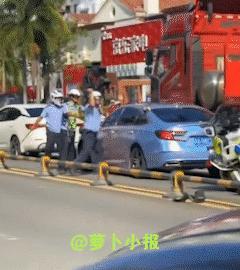 手忙脚乱，看着好着急啊。
网友近日发布视频，疑似海口帽子叔叔查酒驾，这个女司机也