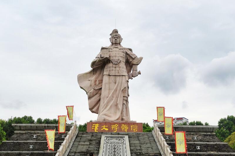 嘿，朋友们，今天咱们要讲一个超级精彩、充满传奇色彩的历史人物——韩信！这个名字在