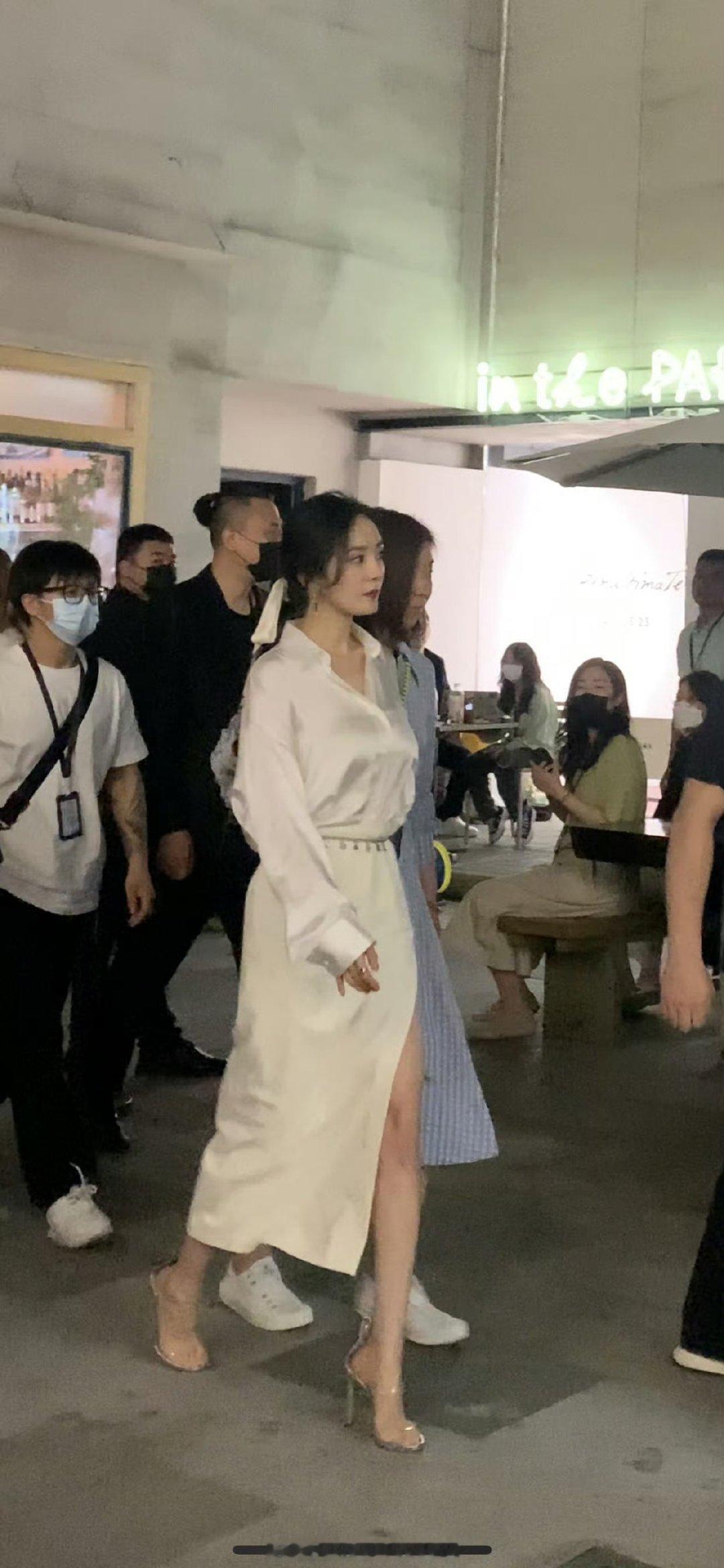 五年前路人镜头下的杨幂路人五年前镜头下的杨幂 好美啊完全和现在没什么区别！ 杨幂