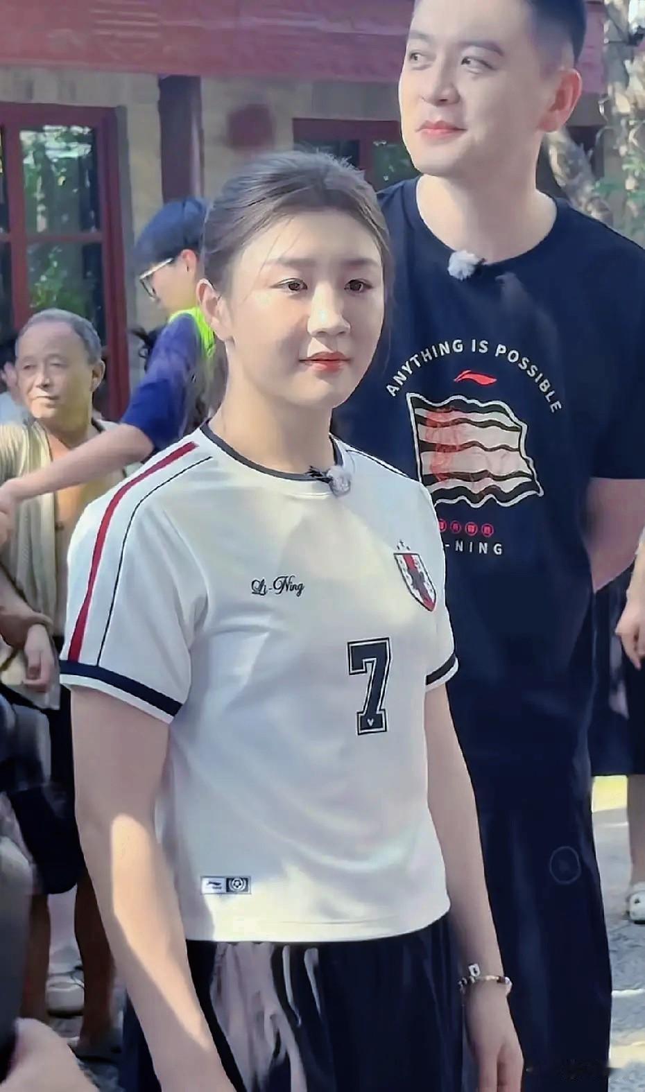 没想到奥运会女乒卫冕冠军陈梦和辽宁队前主教练杨鸣同框，画面居然这么养眼。男帅女靓