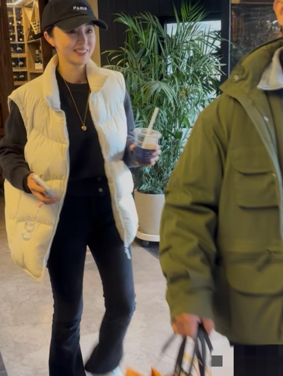 董璇现身张维伊的老家大同吃料理，一身打扮简直一言难尽，尤其腿型，有明显的年龄感了