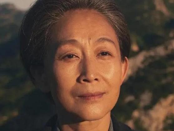 1971年，清华大学叶文洁背叛人类，擅自向太空中发射电波，8年后竟收到神秘回复：
