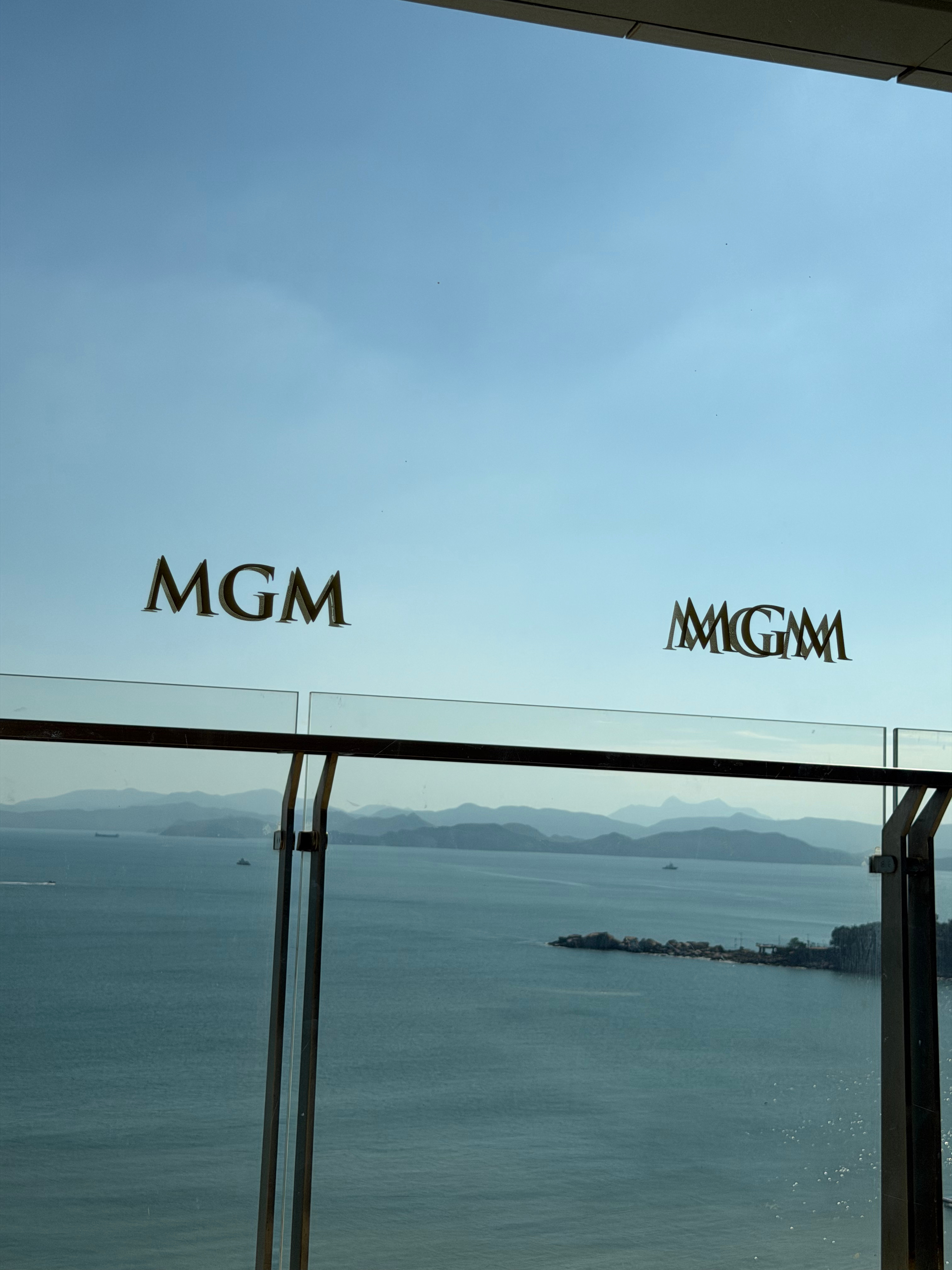 今天深圳住的这个酒店面朝南海，对面就是香港，酒店带阳台，不想动的话可以坐在外面晒