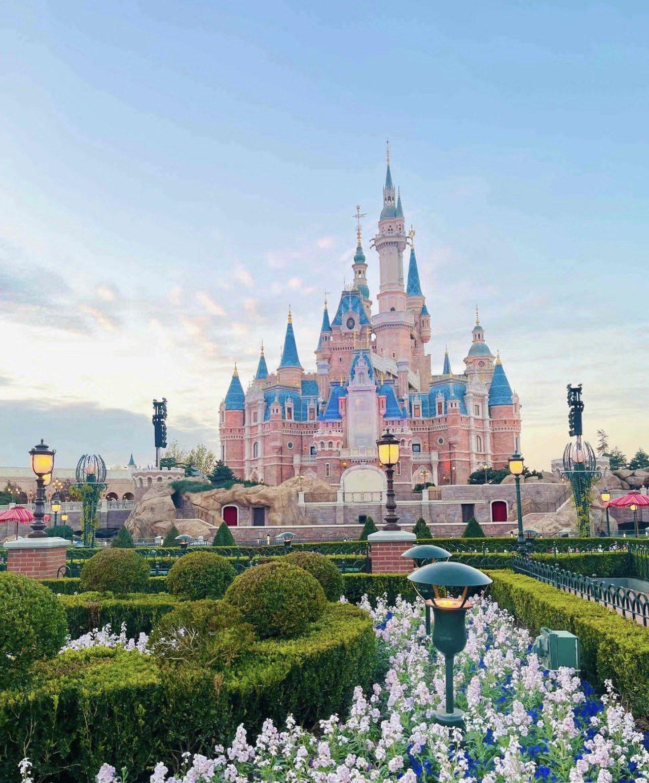 很多人看到迪士尼赚了很多钱，觉得它应该在全球各地开满主题乐园，但事实上，这么大的