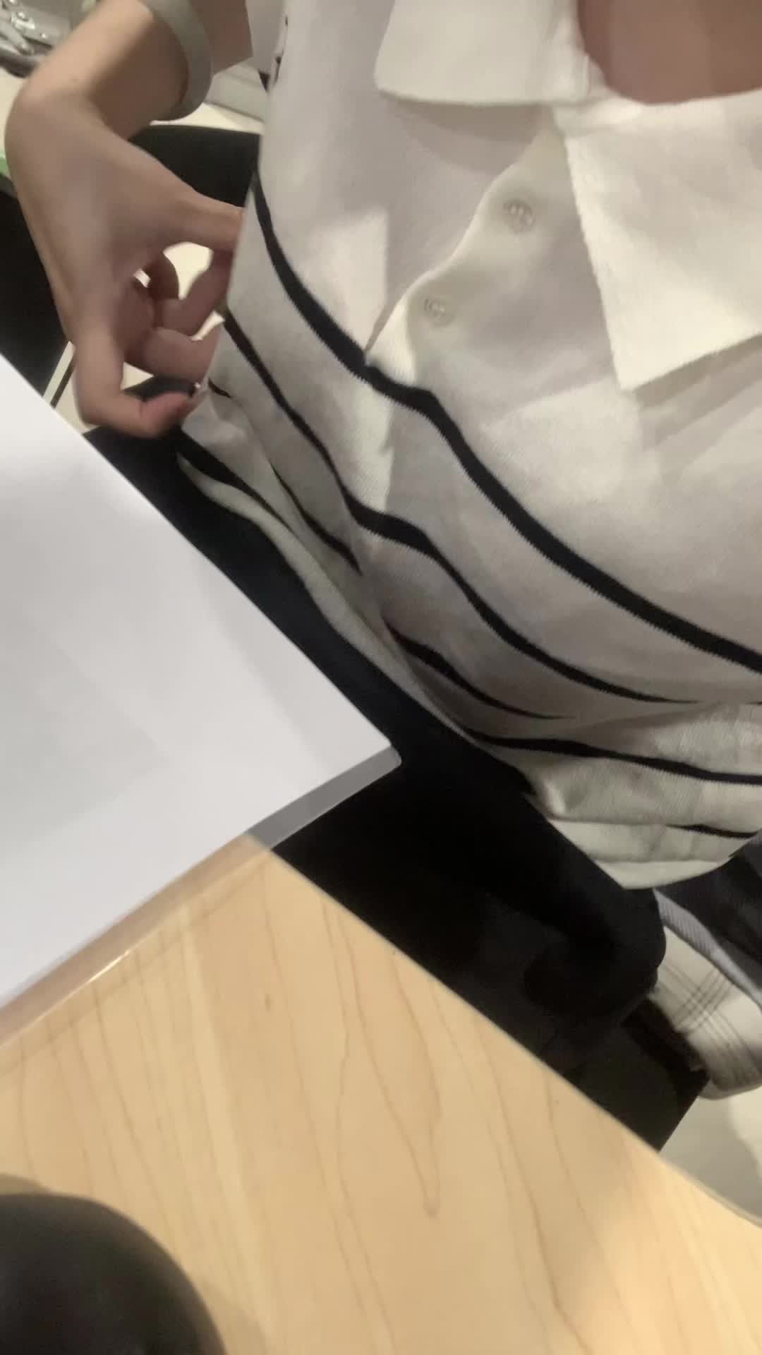 忍不住顶了老妈一句 非要我换身乖点的衣服晚上去吃饭 又要干嘛 我都五十...