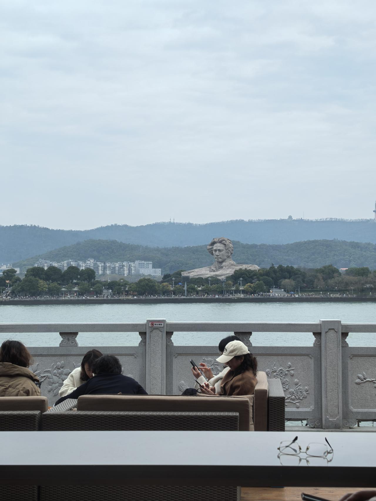 打卡橘子洲对面恰同学少年广场