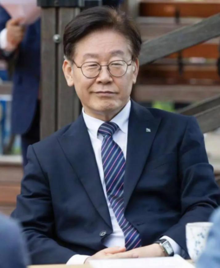 外媒问韩国总统李在明：若中国武统台湾，你会不会出手？李在明笑着回答：那是人家的家