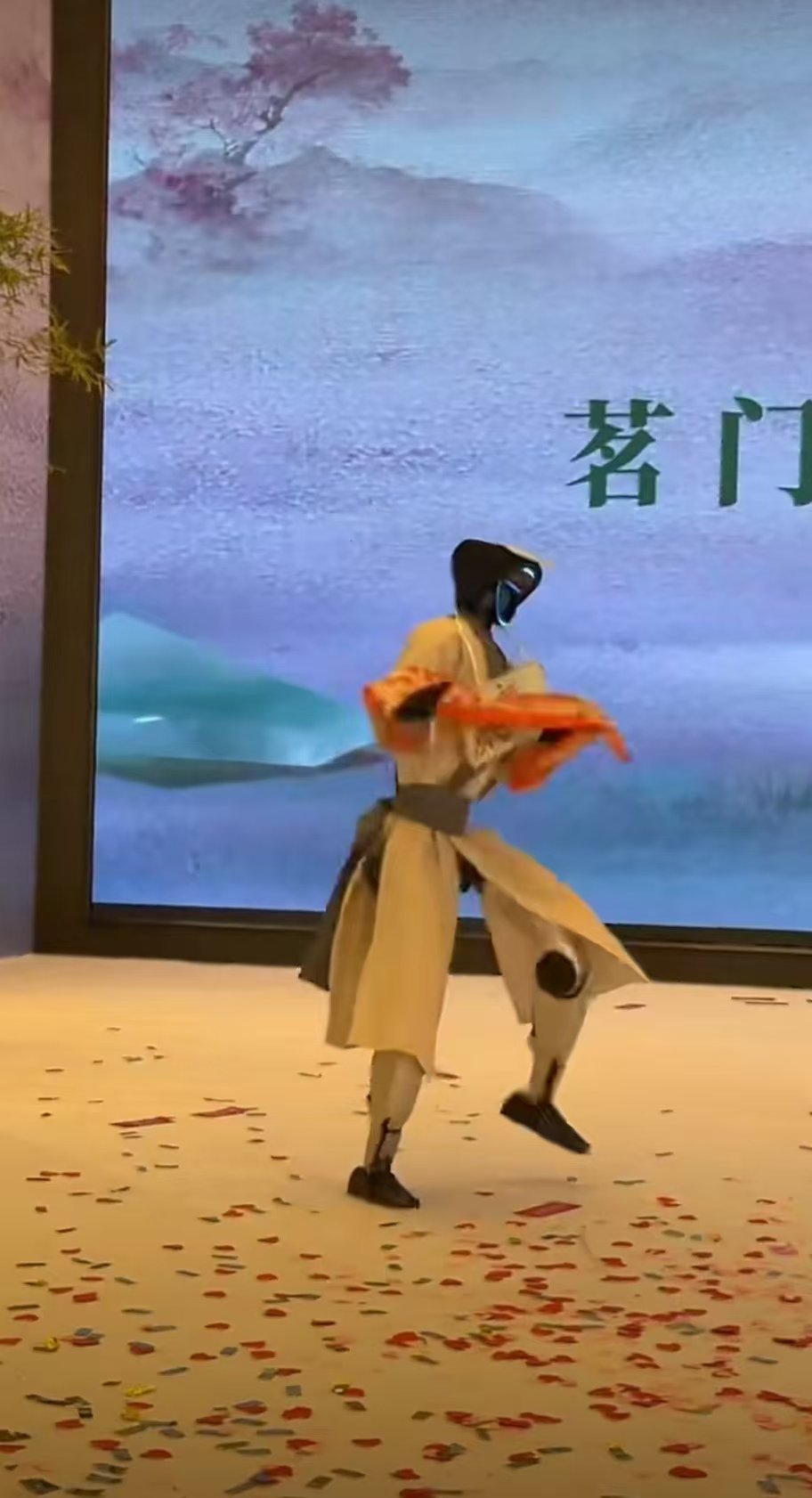 第一次见剧宣让机器人送道具 哇呀！剧宣让机器人送道具，门口迎宾超有创意，上台给娜