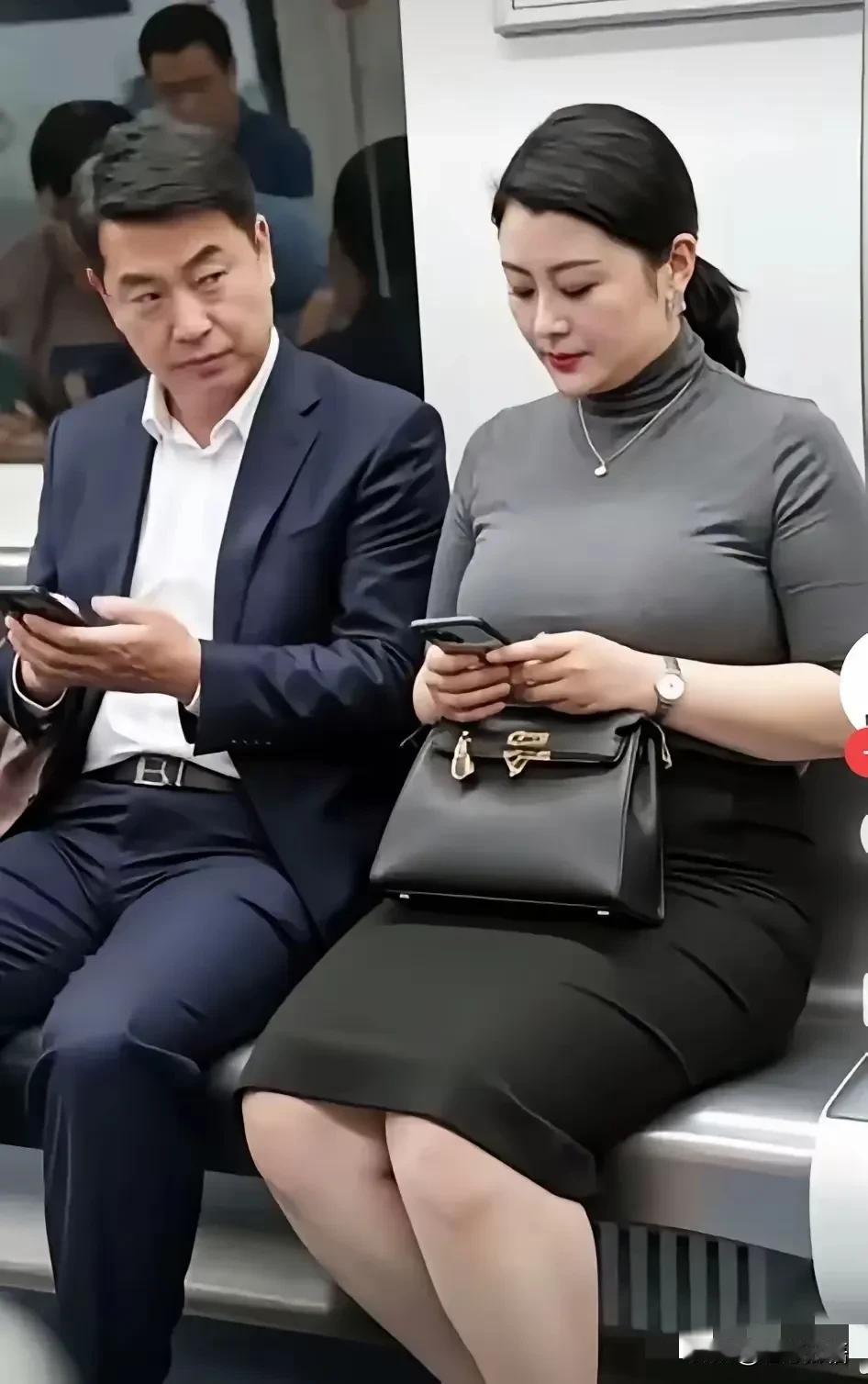 中年女人的韵味和美，像一杯沉淀多年的茶，不似年少时的清冽张扬，却自有温润绵长的力