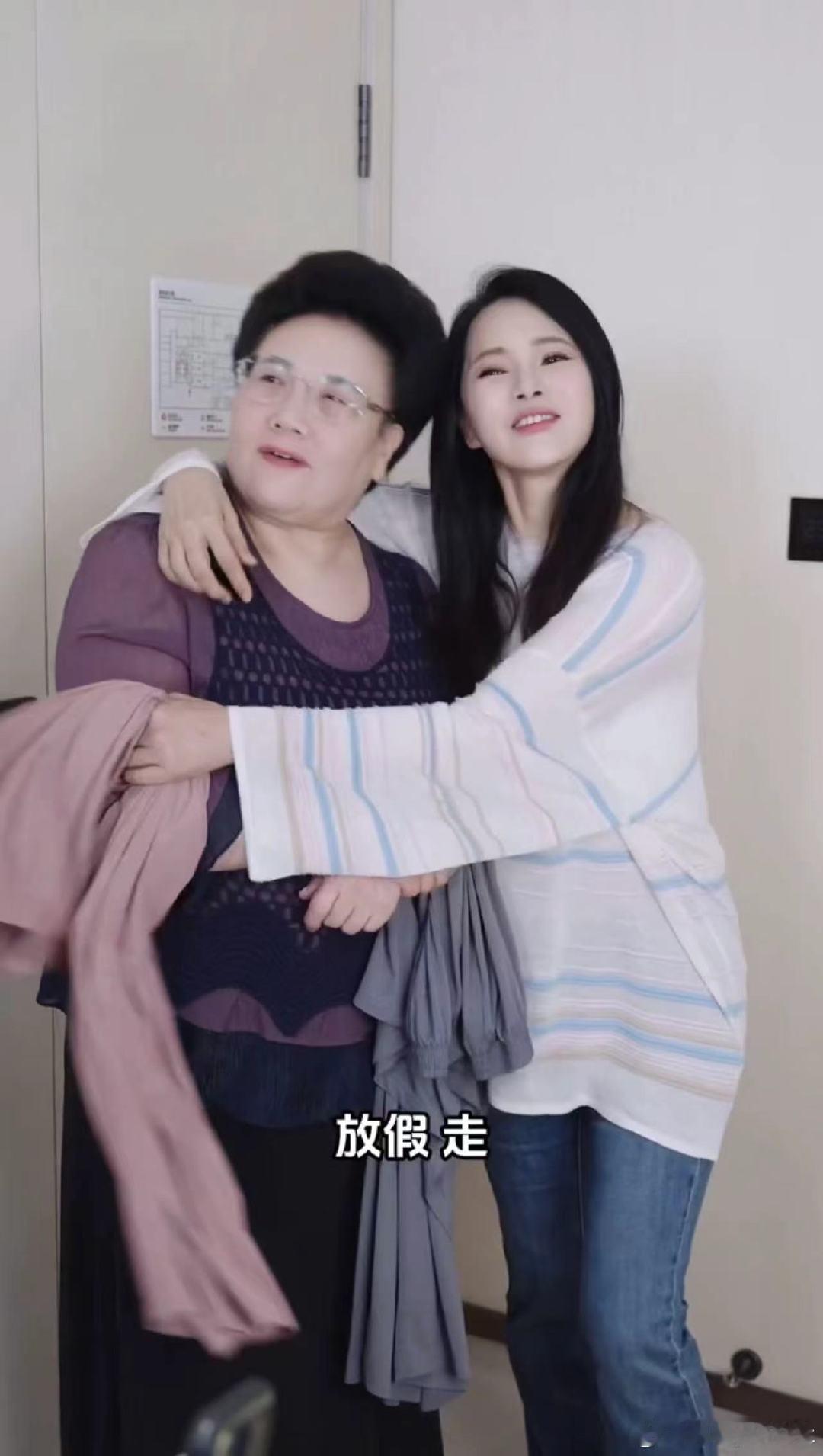 #伊能静为婆婆擦脚捏腿# 伊能静为婆婆做SPA，肢体预言不会骗人啦！ #伊能静为