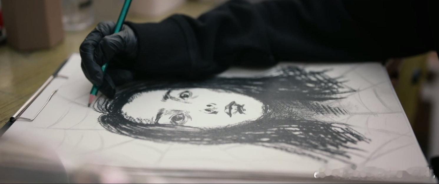 女子患病认为自己是蜘蛛自导自演装受害者，转头就模仿蜘蛛搞猎杀，又是灌盐酸又是扎耳