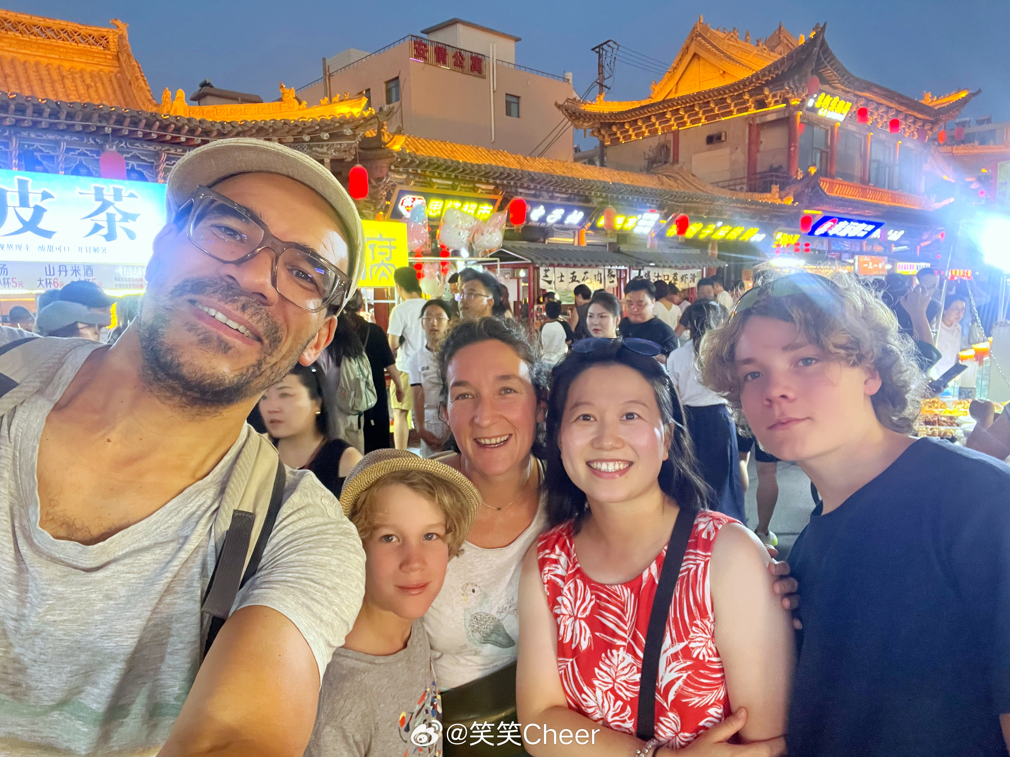 在张掖街头遇见法国一家人，于是在卖杏皮茶的摊位前聊了快20分钟，期间被当地男女老