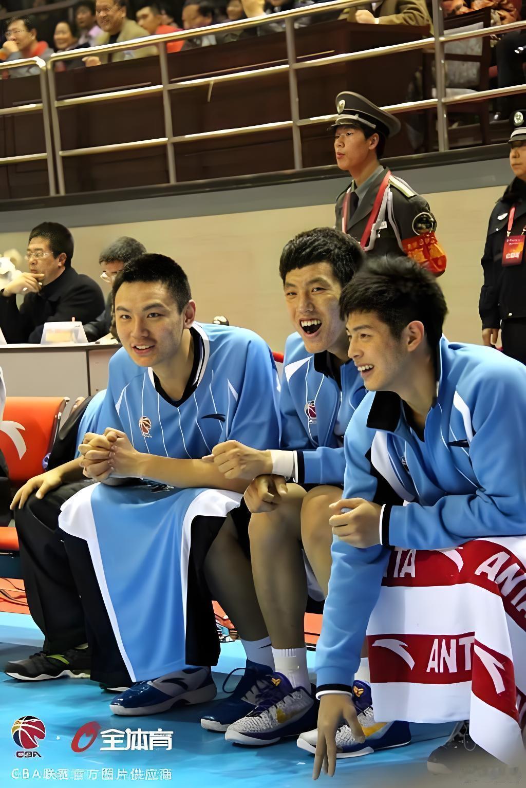 他们哥仨，加上吉喆。路上你拦住一北京孩子，他可能会跟你说：我记忆里的北京篮球故事