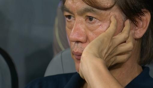 韩国队主帅洪明甫真是呆若木鸡！在今天世界杯小组赛A组第三轮韩国对阵南非的的比赛中