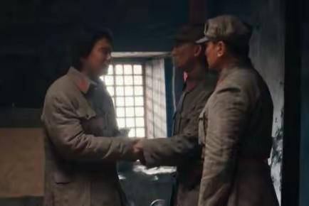 追剧《征途》至第16集，最让我感动的一段剧情，就是毛主席把自己的三天口粮（四颗红