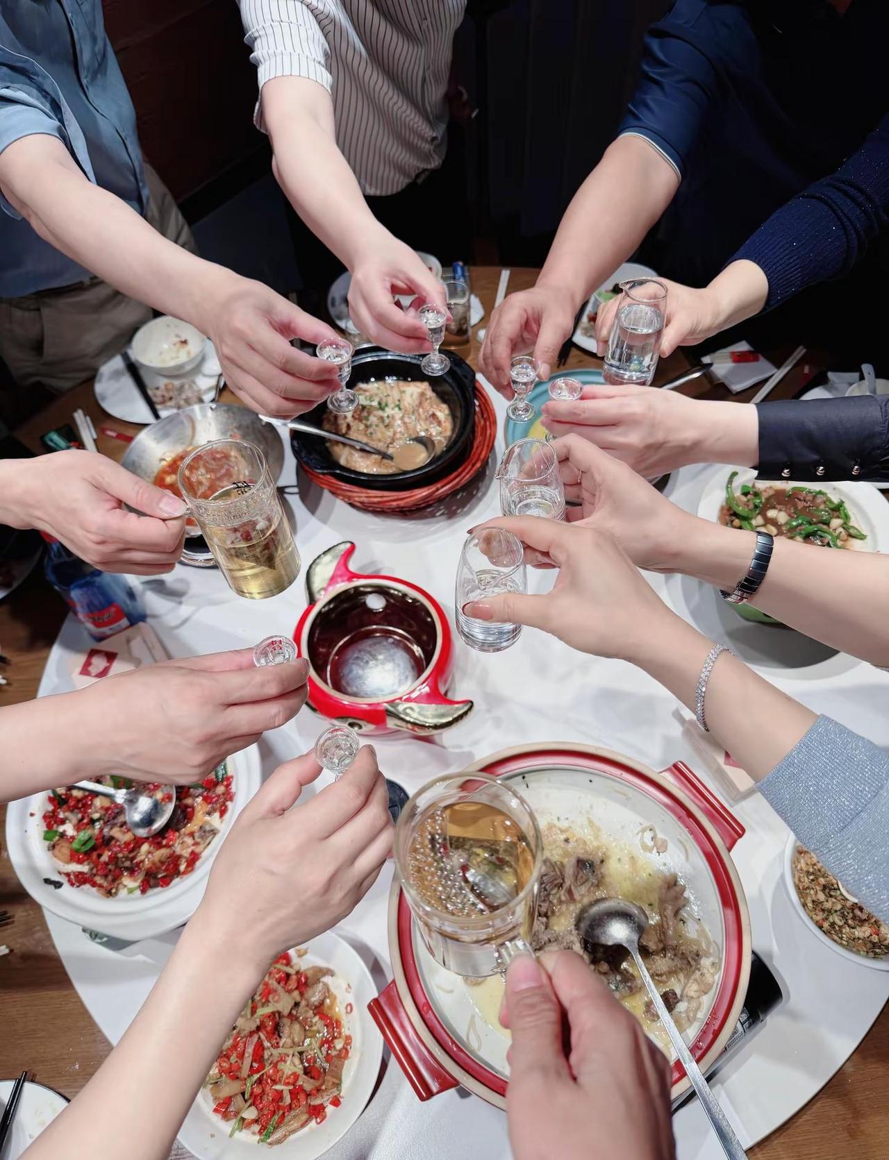 生活无解，小酌来解。敬这一刻的微醺，敬身边的你们，饮胜！