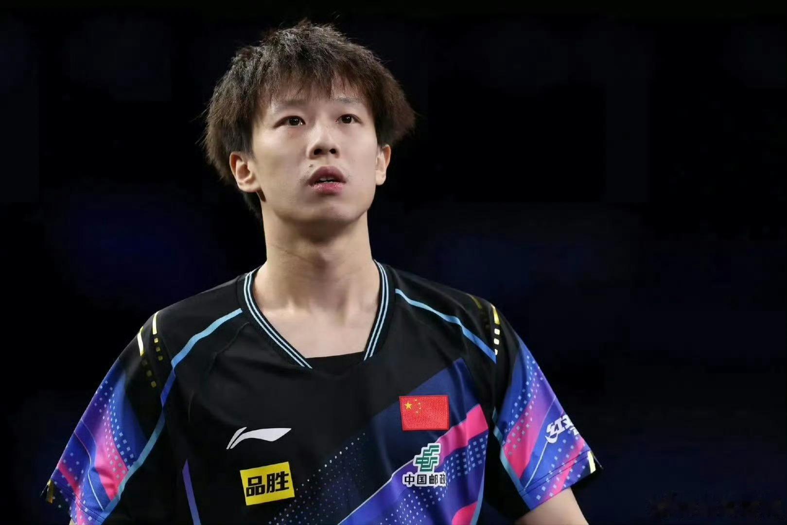 林高远被小孩哥挽留当体育老师林高远说已经感受到20后的后浪了从专业赛场到乡村操场