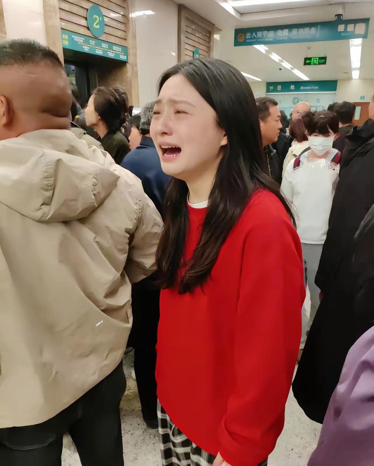 20岁女孩在医院里嚎啕大哭，
原来是因为她怀孕刚满三个月
丈夫竟然是
喉癌晚期！