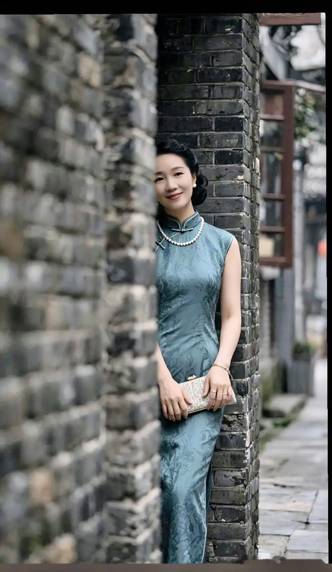 上联：青砖黛瓦江南韵
下联：有请雅士[玫瑰][玫瑰][玫瑰]