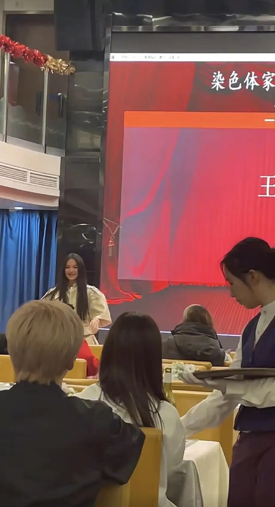 王诗龄不缺钱花，却抽奖抽中1万！王诗龄与李湘跑到中国香港参加染色体家族跨年演唱会