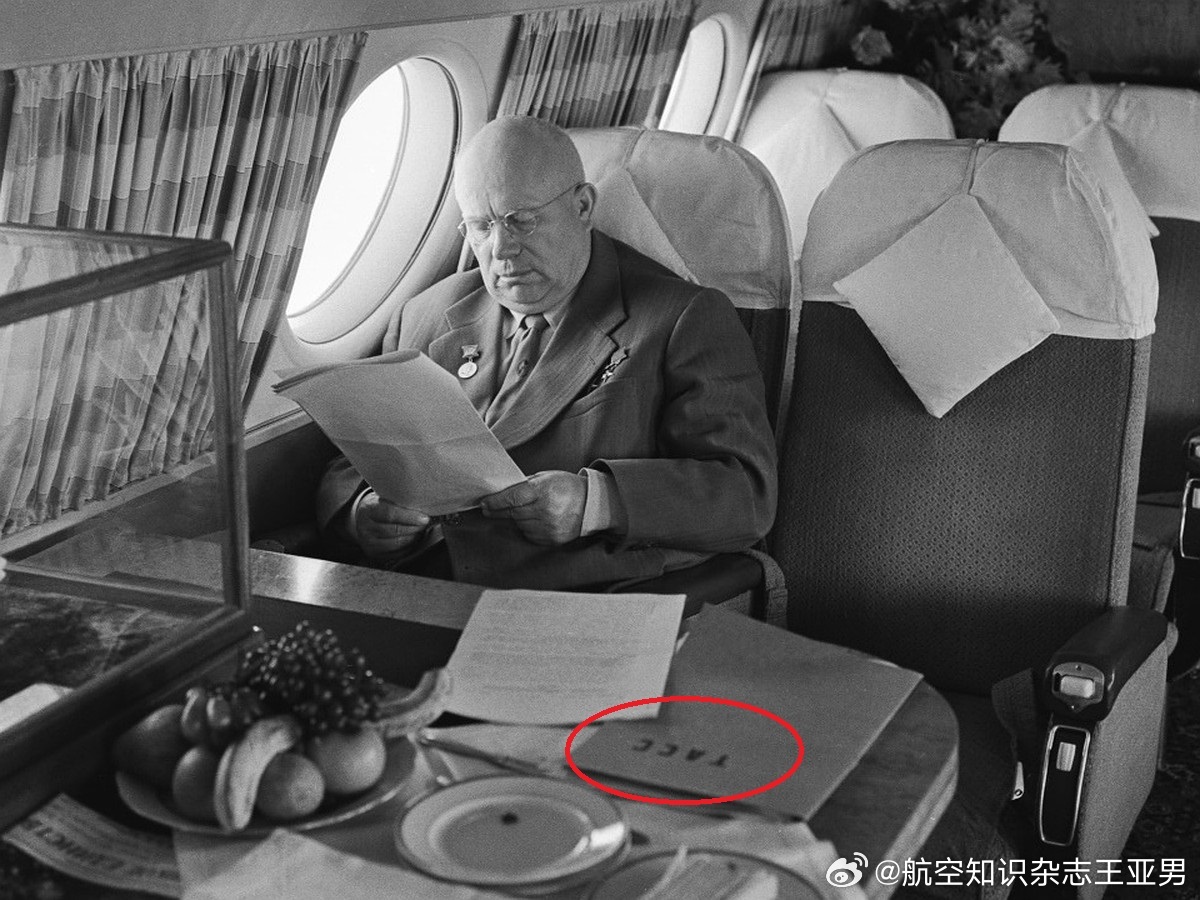 1959年在飞机上的赫鲁晓夫。从圆形的舷窗看，这应该是一架伊尔-18客机。此刻赫