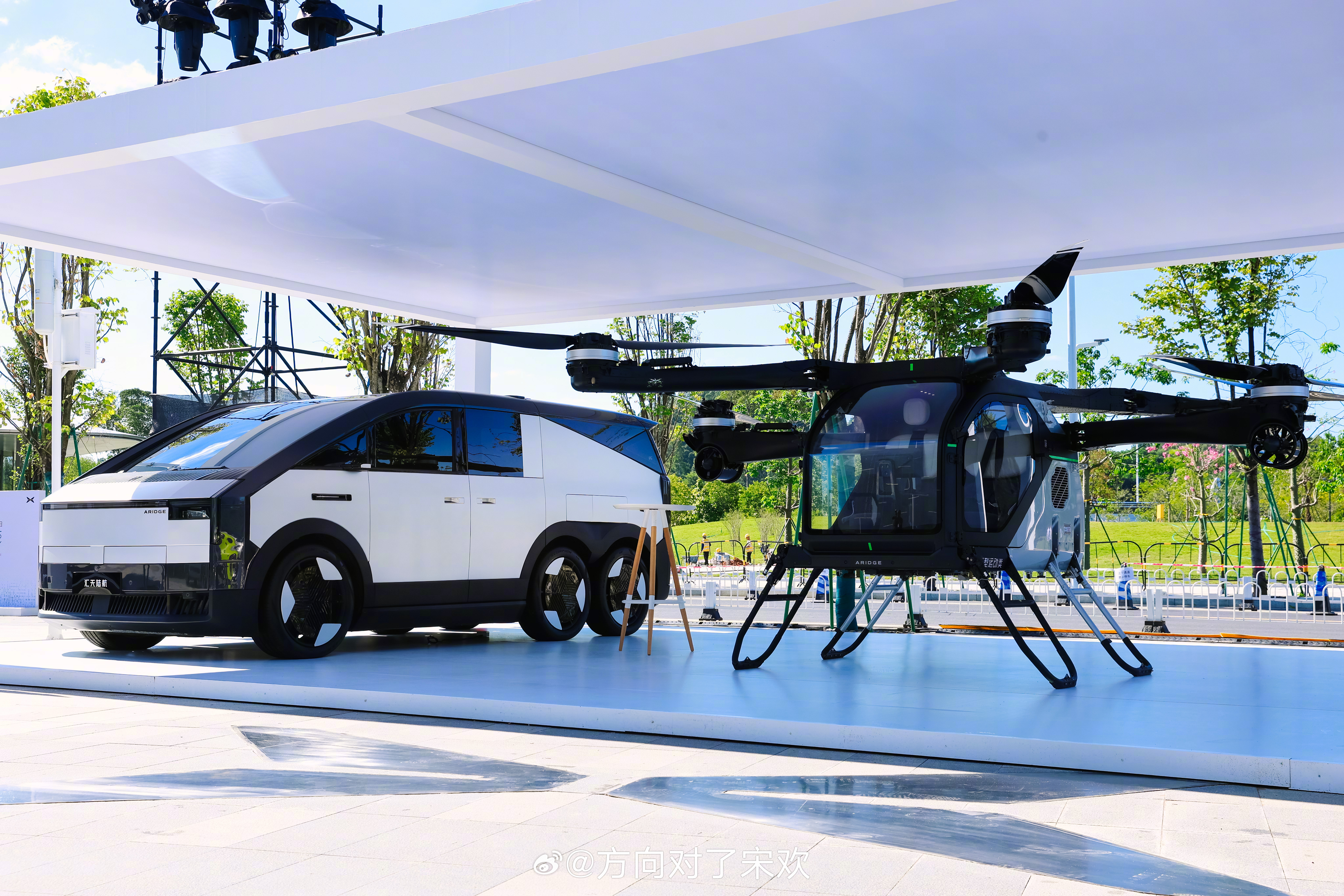 2025小鹏科技日今日启幕，主题“涌现”。何小鹏将携AI汽车、智能机器人等多领域