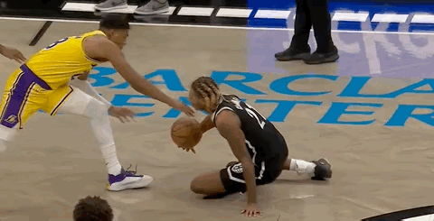 罕见！这么拼的八村塁你见过吗？

今天湖人客场对阵篮网的比赛，第二节的一个回合，