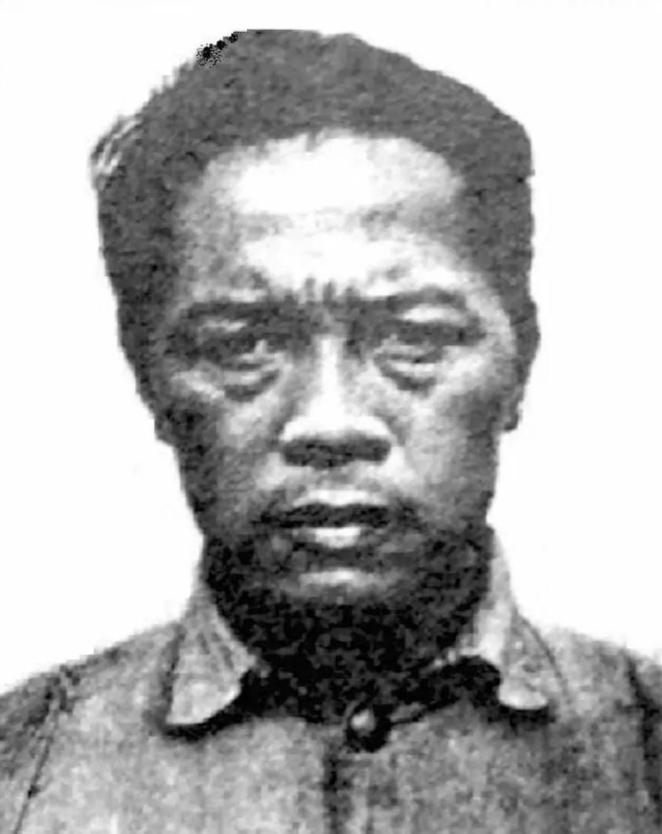 1951年，国军中将李本一被枪毙，在刑场，法官看了他一眼，厉声问：“当年皖东那三