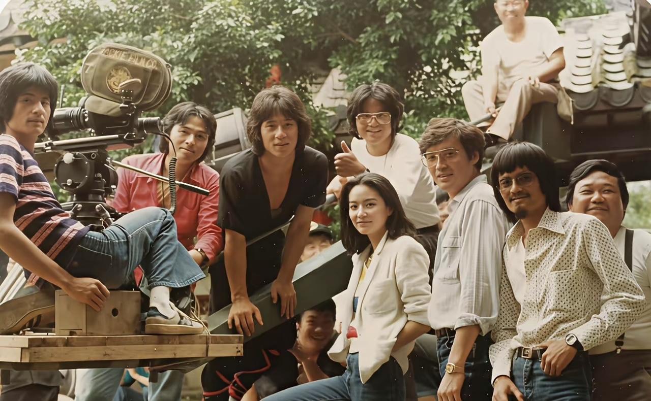 1981年，成龙大哥在电影《龙少爷》片场，与大家一起拍戏的画面。

那时，成龙2