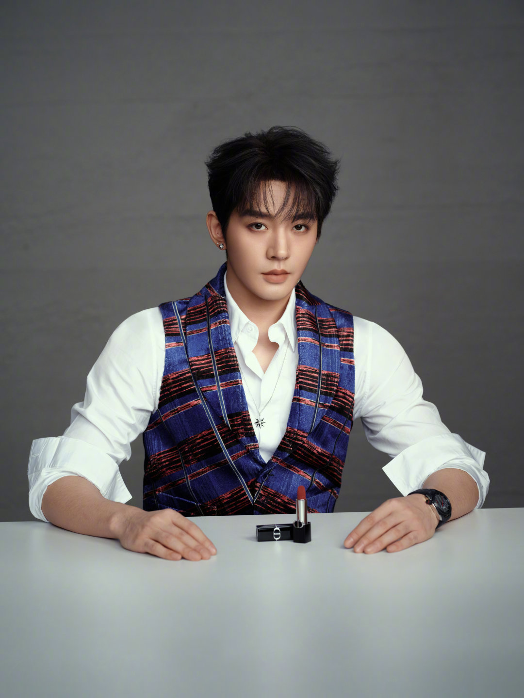 邓为每一步都红在点子上 镜头前，他是专注于作品的实力派；红毯上，他是自带红运光环